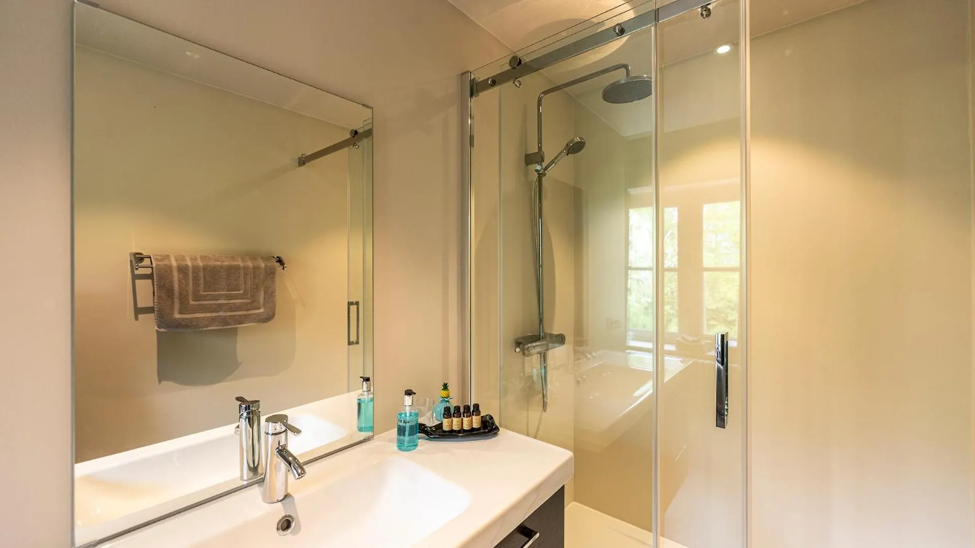 Leyselebeke Castle Bed & Breakfast Bruges