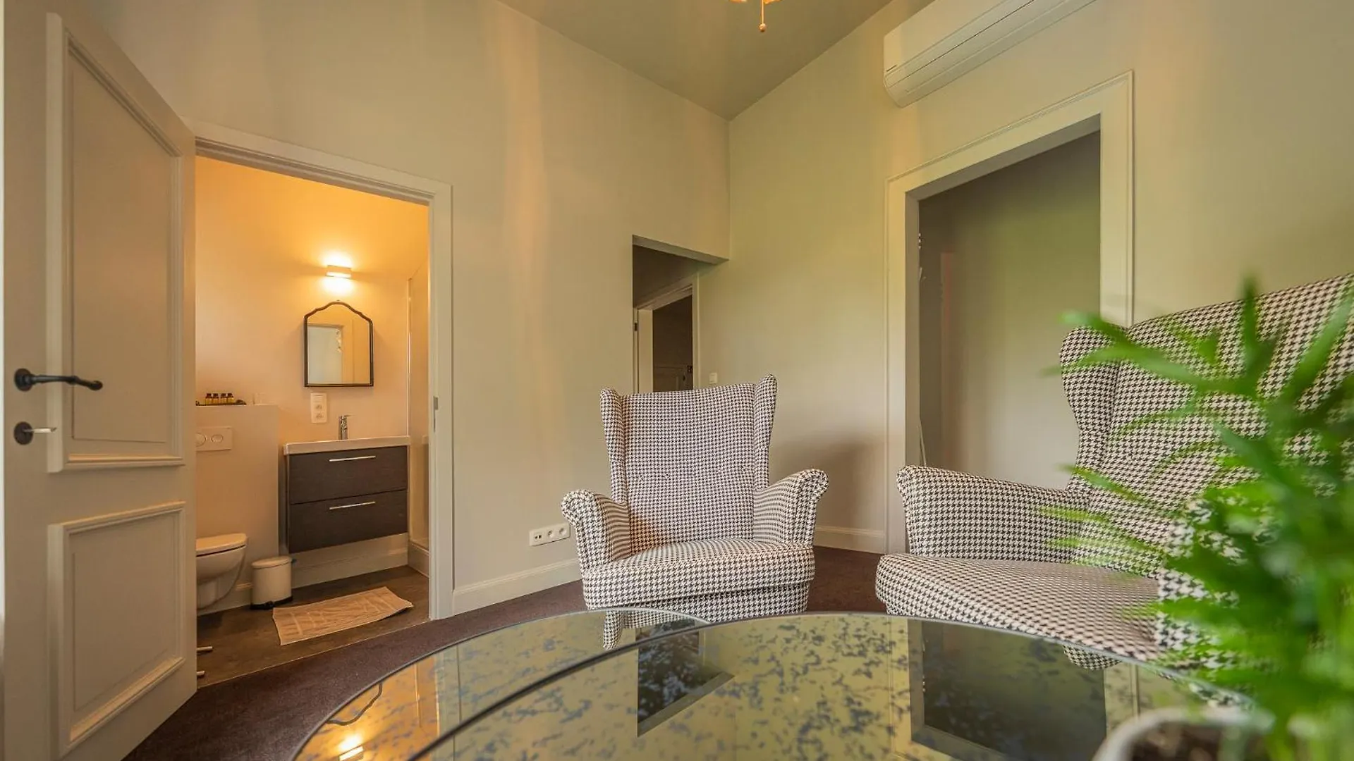 Leyselebeke Castle Bed & Breakfast Bruges