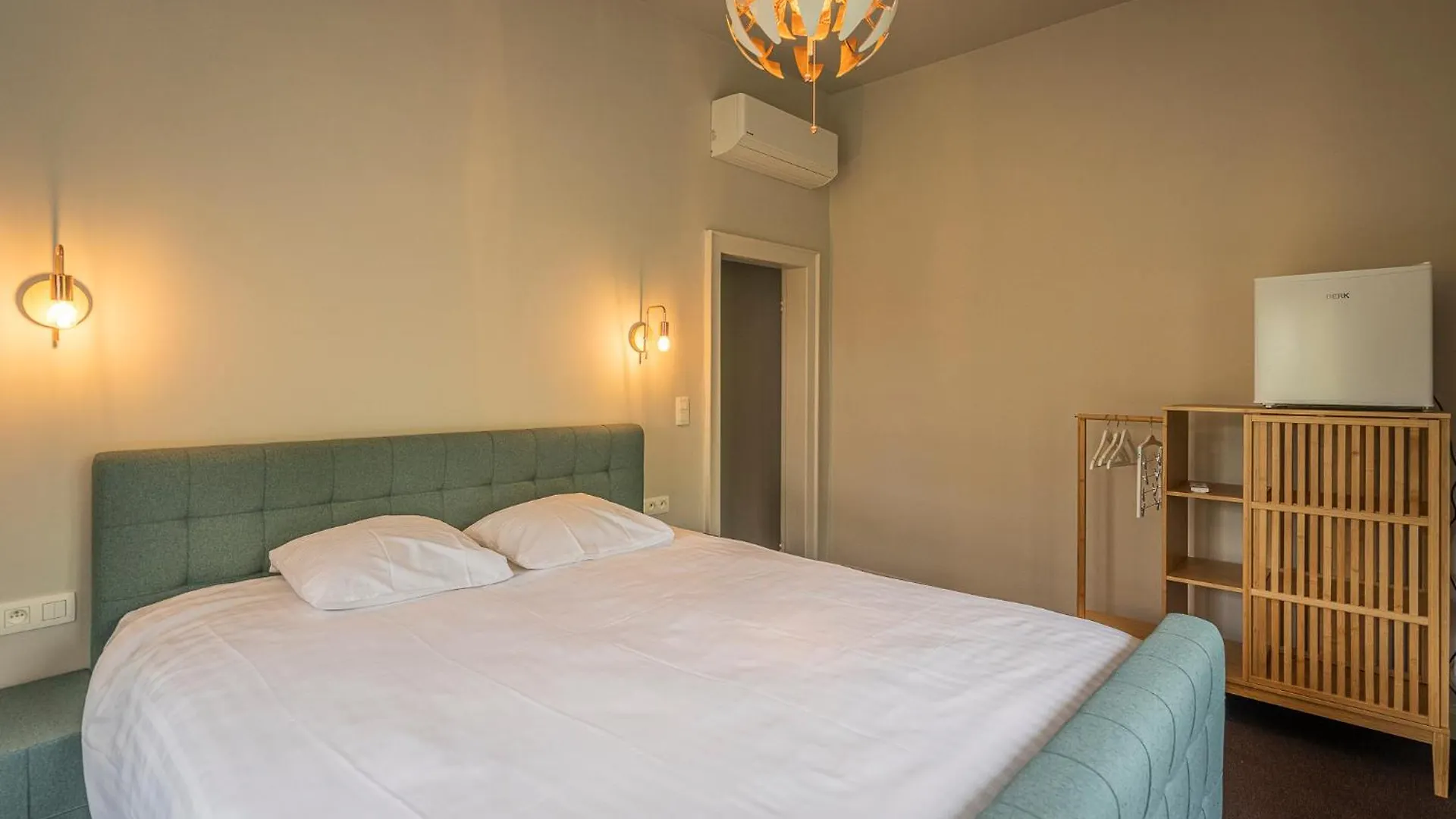Leyselebeke Castle Bed & Breakfast Bruges