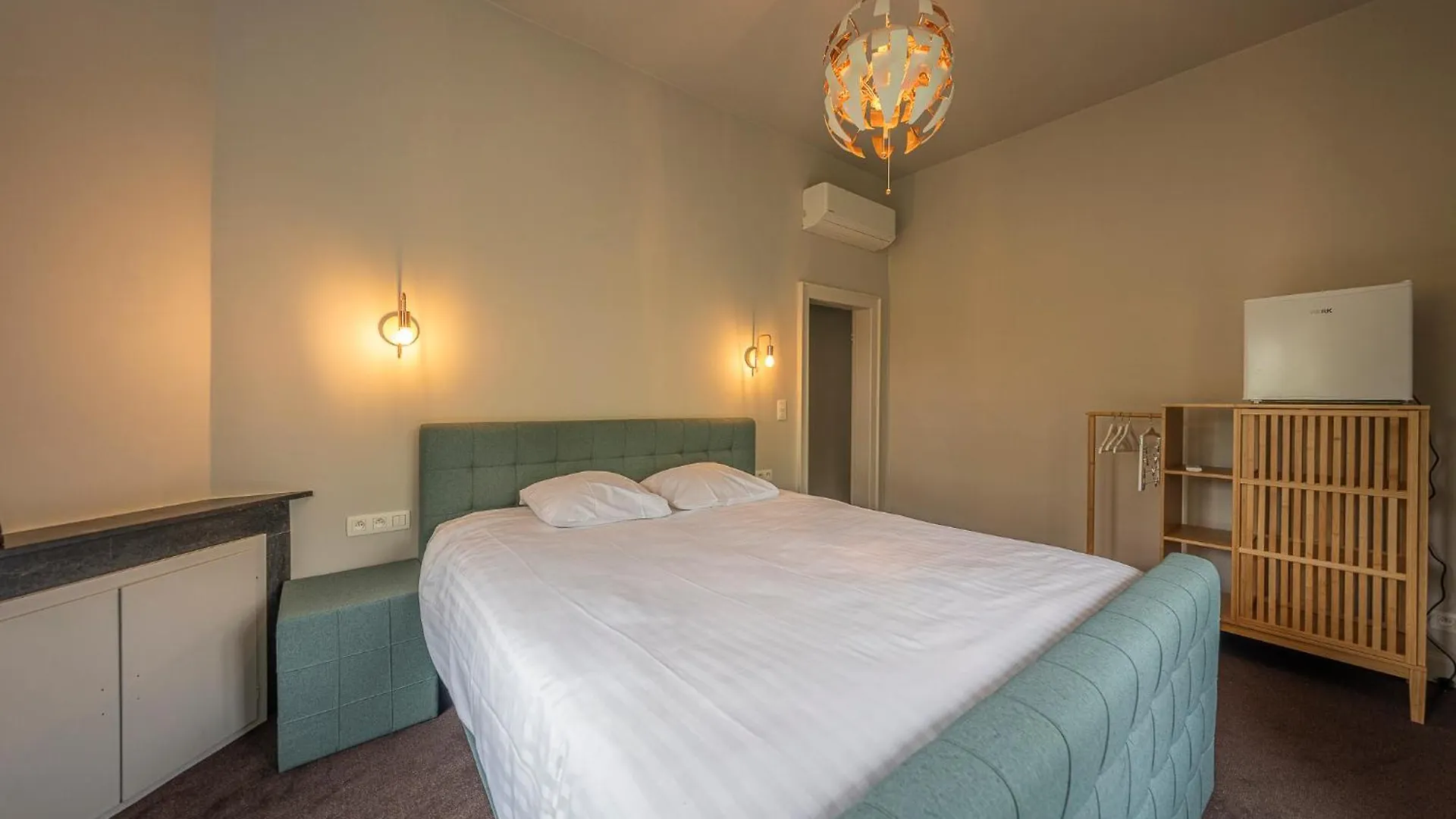 Leyselebeke Castle Bed & Breakfast Bruges