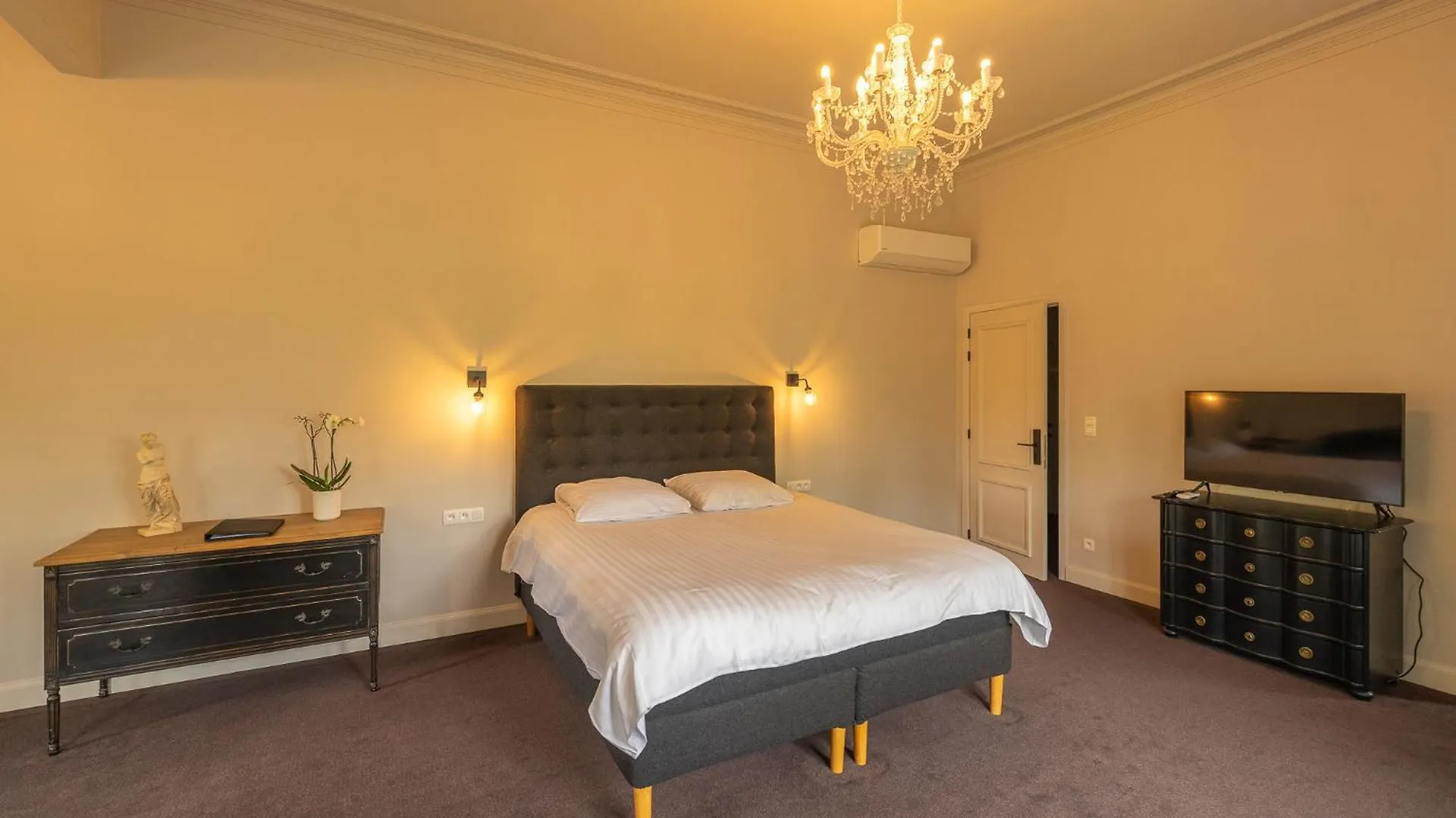 Leyselebeke Castle Bed & Breakfast Bruges