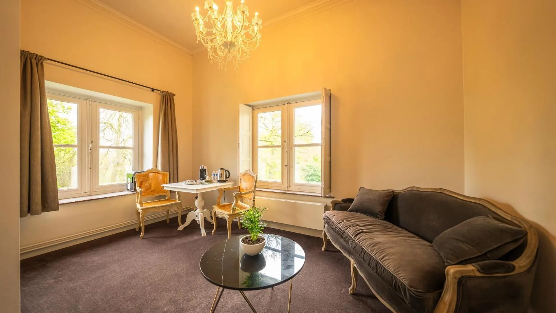 Leyselebeke Castle Bed & Breakfast Bruges