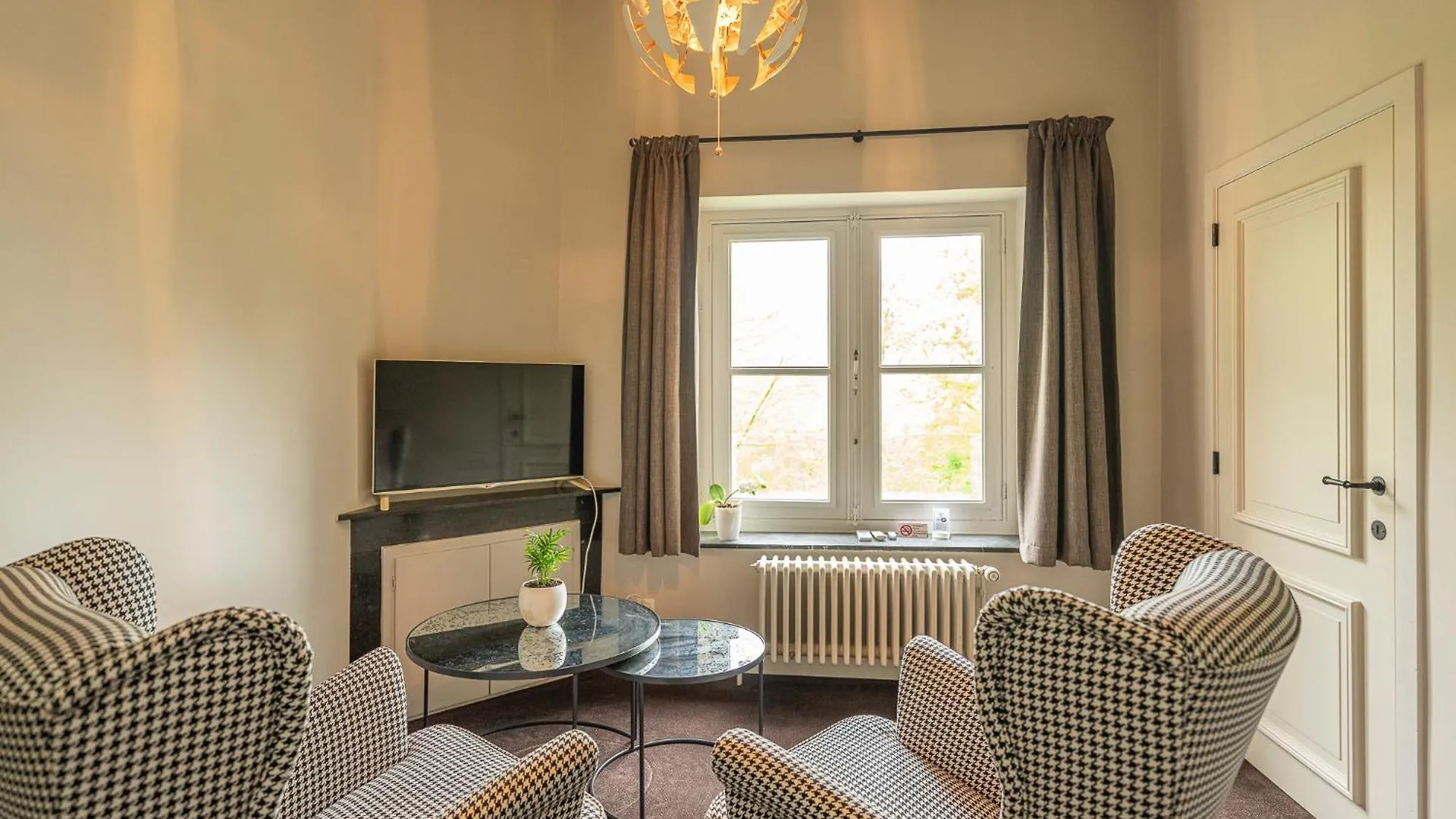 Leyselebeke Castle Bed & Breakfast Bruges