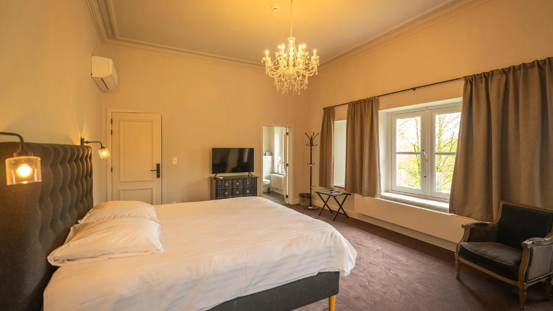 Leyselebeke Castle Bed & Breakfast Bruges